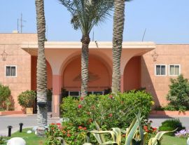 Pyramids Park Resort Cairo или подобен